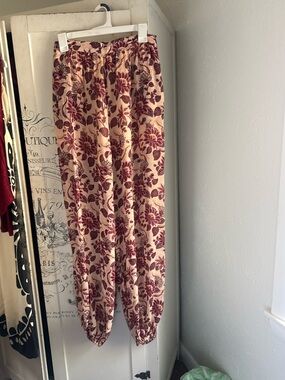 Very Gently Preowned/Excellent Condition Farm Rio Floral Balloon Pants